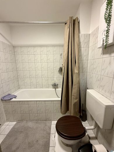 Gut geschnittene 2-Zimmer-Wohnung mit Balkon & Einbauküche in zentraler Lage von Pulheim – Badezimmer