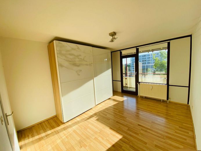 Helle 3-Zimmer-Wohnung mit Einbauküche & Aufzug & West-Loggia in München – Schlafzimmer 1