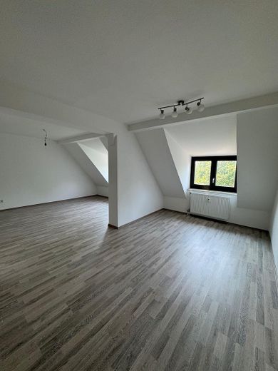 Charmante Dachgeschosswohnung im 2. Obergeschoss – großzügiges Wohnen im beliebten Stadtosten – Wohnen 1