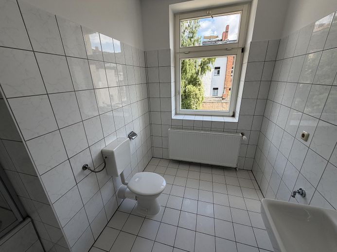 Zentrumsnahe, ruhige 2,5-Zimmer-Wohnung mit Balkon in Brühlervorstadt – Bad 3
