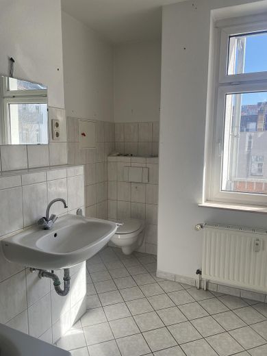 Helle, großzügige 3-Zimmer-Wohnung mit Balkon, Aufzug und Hofstellplatz in Leipzig-Volkmarsdorf – Wannenbad
