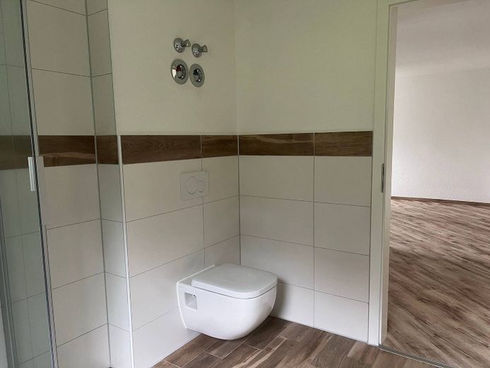 EINZIEHEN UND SPAREN: Große 3-Zimmer-Wohnung mit großem BALKON und EBK im staatlich anerkannten Naturerholungsort Lechbruck am See – Ansicht III: Bad