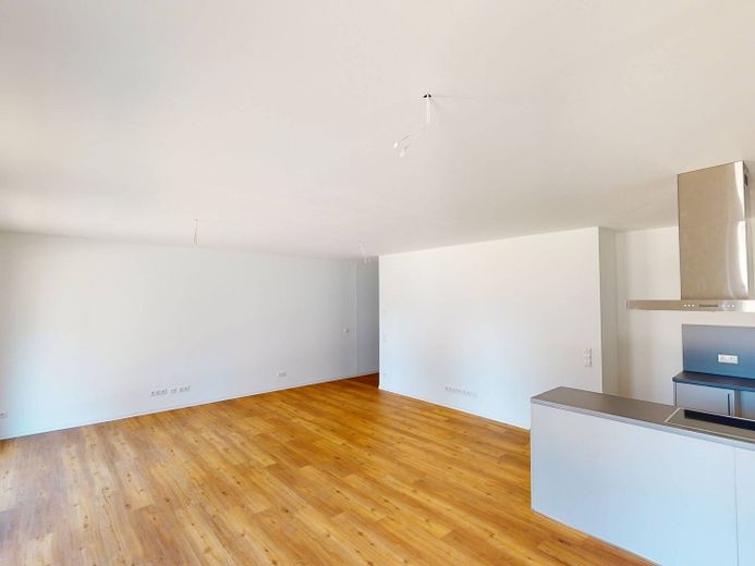 Helle 4-Zimmer-Wohnung mit EBK, 2 BÄDERN und TERRASSE im Neubauquartier FIELD 4 – Ansicht III: Wohn- und Esszim…