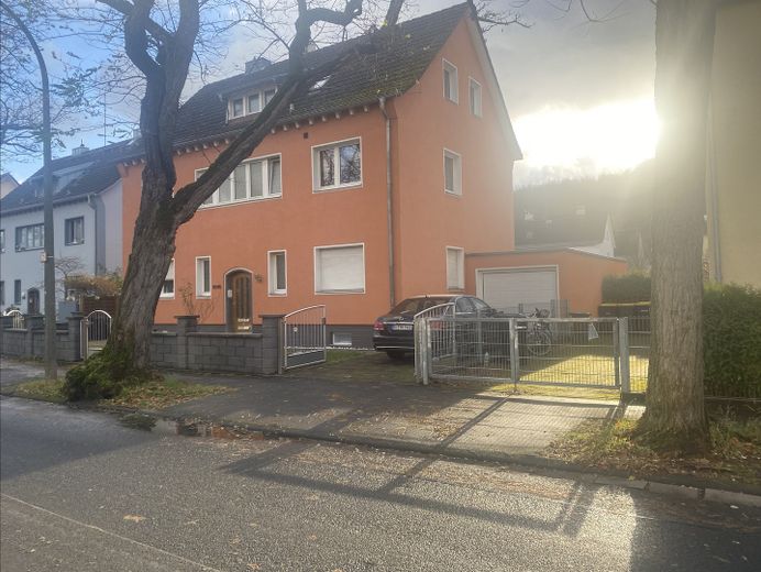 ZADBANY DOM WIELORODZINNY | 5 LOKALI MIESZKALNYCH | W CAŁOŚCI WYNAJĘTY | BONN-BAD GODESBERG | BEZ PROWIZJI – Haus außen vorne