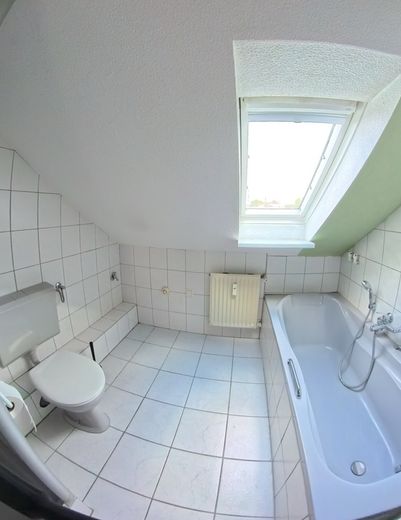 Mieszkanie dwupoziomowe 85 m² w pobliżu kampusu, bezpośrednio przy Ringgleis + 55 m² zaadaptowanej powierzchni użytkowej na poddaszu – Bad im DG (Badewanne)