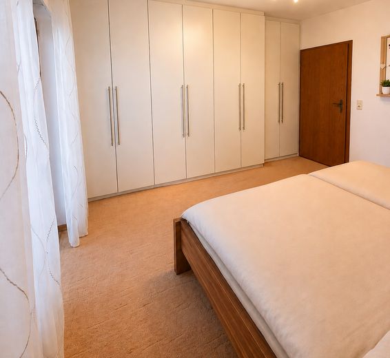 من المالك الخاص! منزل عائلي منفصل مع شقة ملحقة في موقع هادئ – Schlafzimmer 1 - Einbauschrank