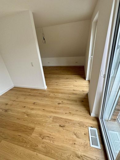 Moderna casa bifamiliare con 5 locali, finiture di pregio e giardino a Bönningstedt – Ankleidebereich