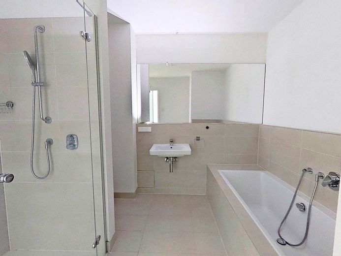 Elegantes Wohnen in Düsseldorf: Großzügige 3-Zimmer-Wohnung mit Balkon, Concierge-Service uvm. – Ansicht I: Bad