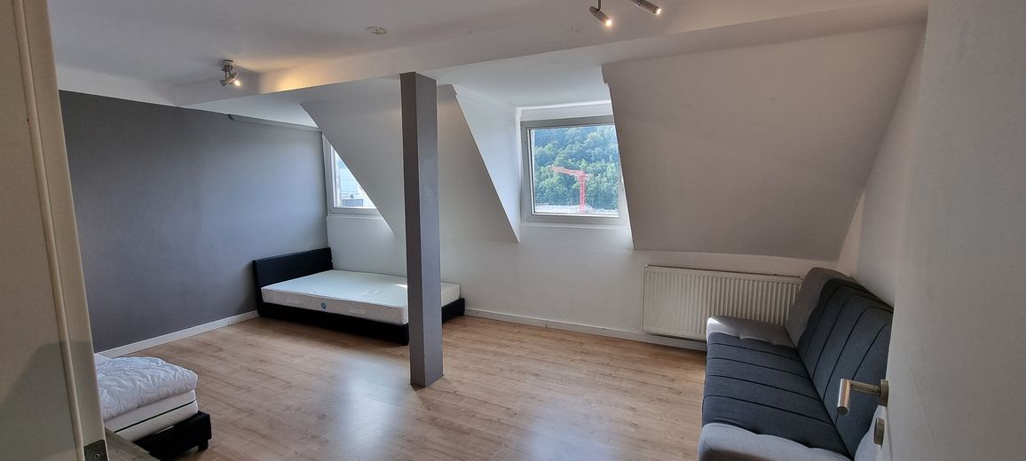 Sehr schöne teilmöblierte 4 Zimmer 103 qm DG Maisonette Wohnung mit EBK, Balkon usw. – 3 Schlafzimmer