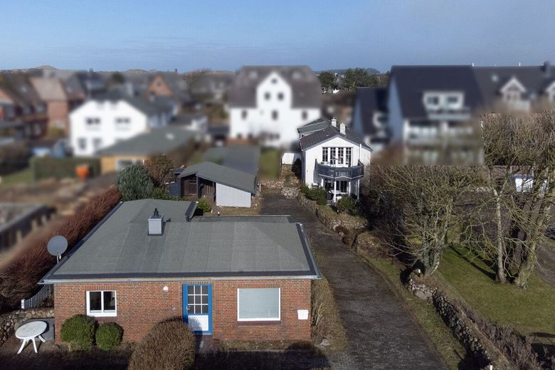Sylt pur in Wenningstedt: Begehrte Lage wartet auf Sie! – Luftaufnahme Vorder_Hinterhaus