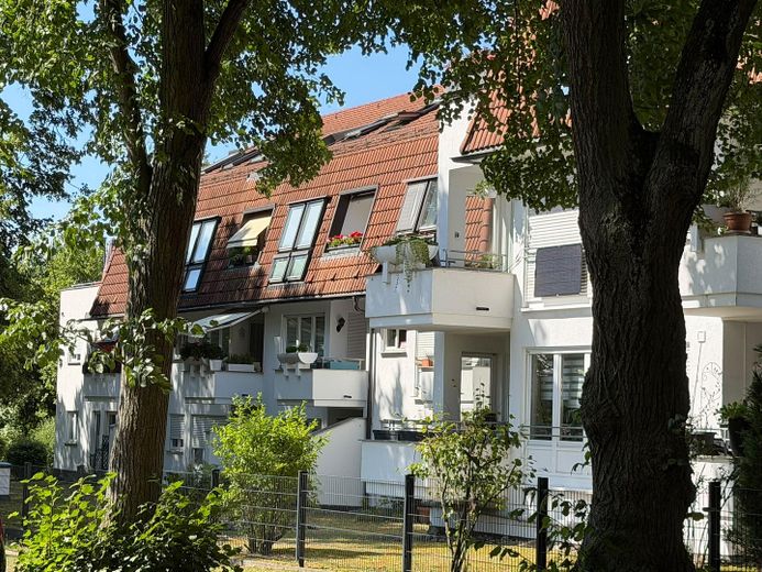 Particular: soleado apartamento de 2 habitaciones con terraza – Außenansicht Straße