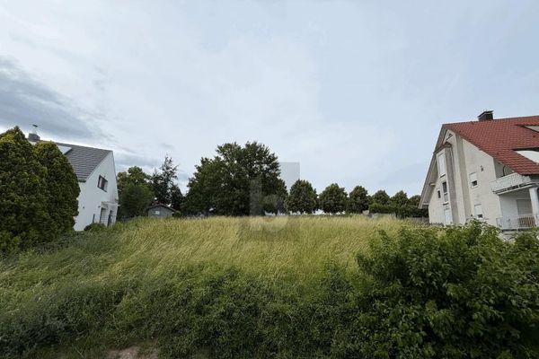 TOP LOCATION IN A RESIDENTIAL AREA