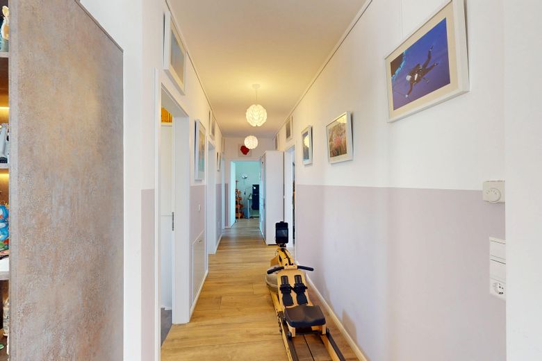 Wyjątkowy czteropokojowy apartament typu penthouse z windą i tarasem we Frankfurcie nad Menem – Flur