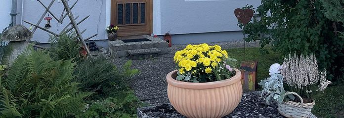 Charmante Doppelhaushälfte mit großem Eckgrundstück, 3 Garagen, Ausbaupotenzial in Isen