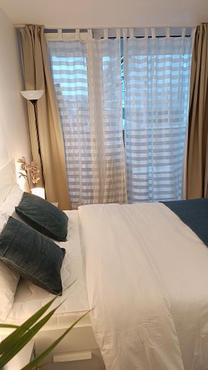 Geschmackvolle, renovierte & möblierte 2 Zi., Wohnung, großer Balkon in Olympia/MUC von Privat – Schlafzimmer