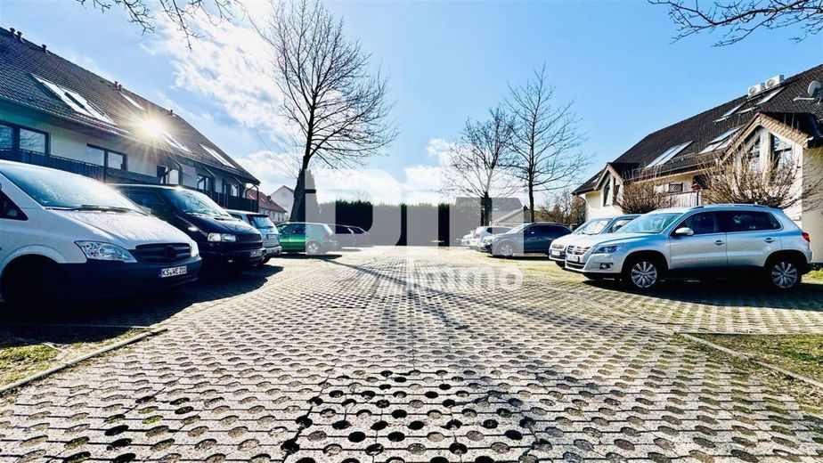 Kompaktes Apartment BJ 1991 im Souterrain in ruhiger Wohnanlage – Parkflächen vor dem Gebäude