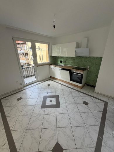 Gerenoveerd 2-kamerappartement met balkon en inbouwkeuken – Foto 1