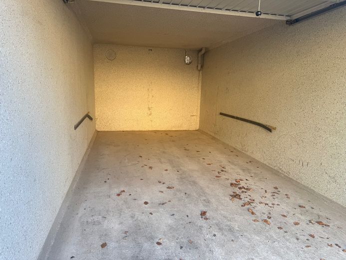Atractiva casa adosada de esquina, clase energética A, vivienda multigeneracional con gran jardín y 2 garajes – Foto 2
