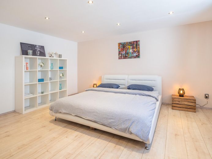 Exklusiver freistehender Bungalow mit Einliegerwohnung, Fernblick, Doppelgarage & großem Garten – Foto 24