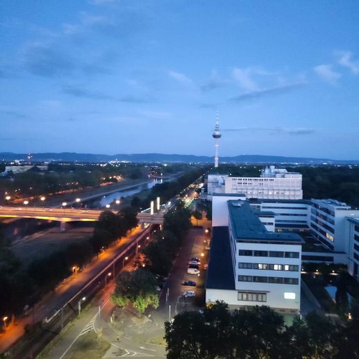Stilvolles Wohnen mit Panoramablick – Frisch renoviert & komplett neu möbliert – Blick bei Dämmerung