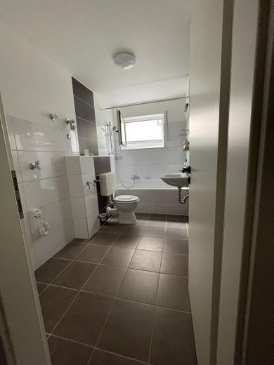 2-room basement apartment in an excellent location directly by Siebentischwald – Bad 2