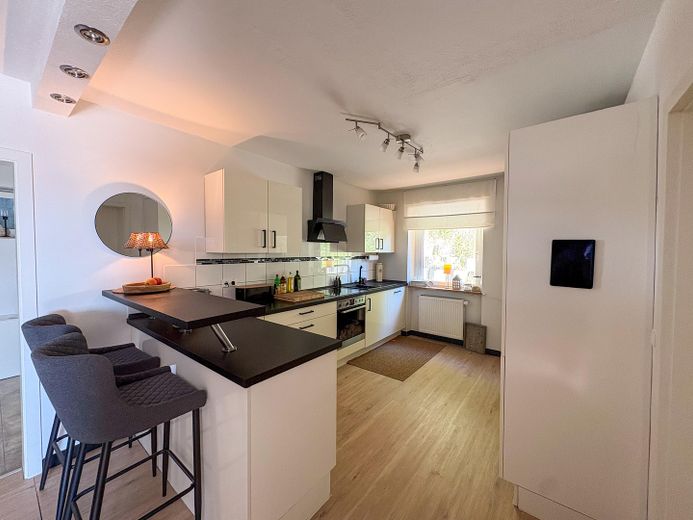 Provisionsfrei - Wohnen wie im eigenen Haus: 120m² mit Garten, Traum-Weitblick & Wellness-Faktor – Küche