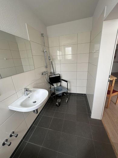 Neu in Celle-Garßen / Senioren Wohngemeinschaft sucht Mitbewohner – Bad 2