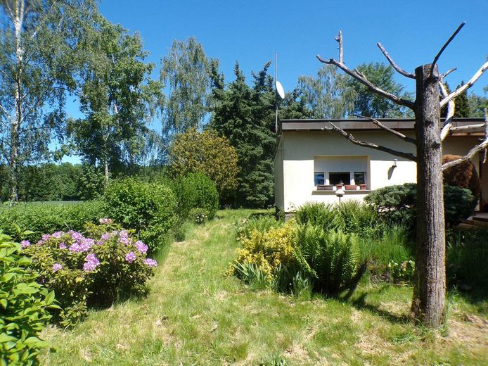 Natur. Ruhe. Bungalow auf Eckgrundstück mit unverbaubarem Ausblick – provisionsfrei! – 03_Haus_linke_Seite_Garten