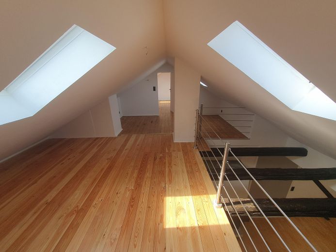 Elegante und große  Wohnung - Dachgeschoss - mit viel Platz – Spitzboden