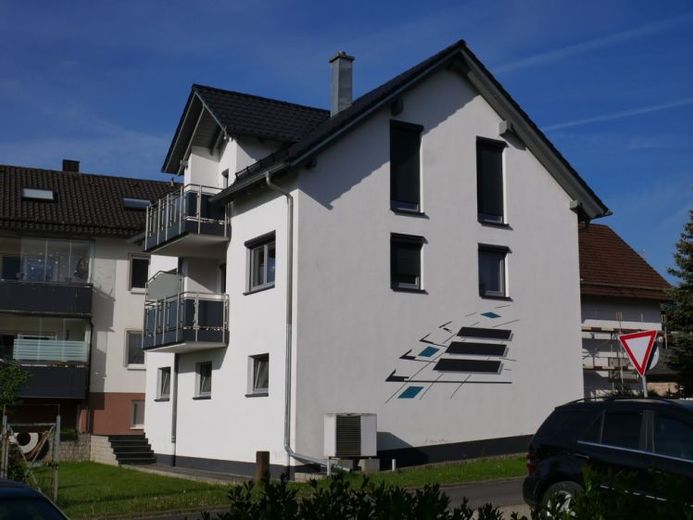 modernes Einfamilienhaus mit großen Garagen im Erdgeschoss – Foto 1