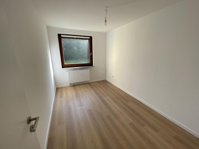 Renovated 3-room apartment with fitted kitchen and south-facing loggia in Kirchdornberg – Kind / Büro