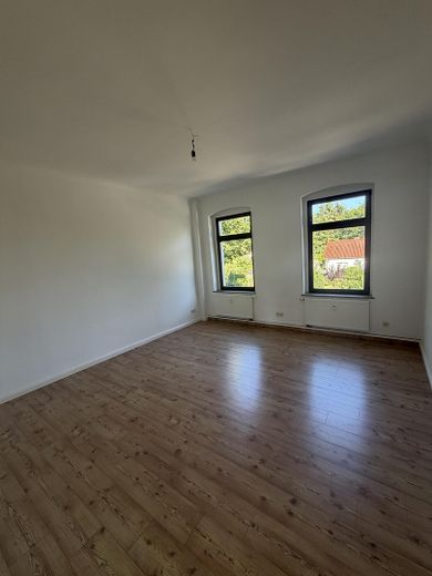 Eigener Garten | Stilvolle 2-Zimmer-Wohnung mit hochwertiger Ausstattung & Einbauküche – Wohnzimmer II