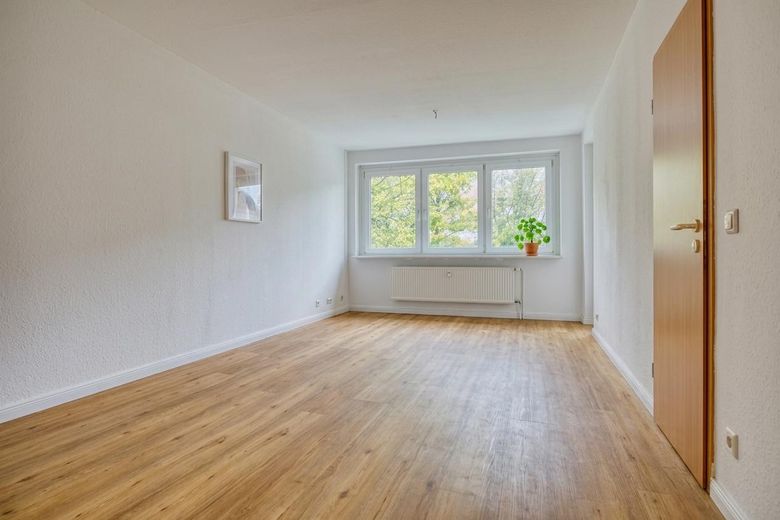Erstbezug nach Sanierung: 4-Raum-Wohnung mit Einbauküche, Balkon & Autostellplatz – Wohnzimmer