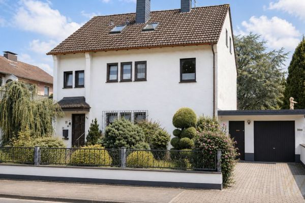 Tres unidades residenciales, tres garajes, un jardín de ensueño: su oportunidad inmobiliaria en Langenfeld