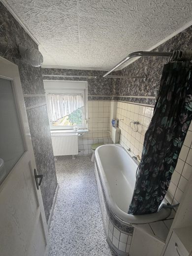 Reihenendhaus, unterkellert mit Nebengelass und Garten – OG Bad