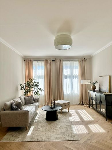 Zeitlose Eleganz trifft auf modernen Komfort - Sanierte 3 Zimmerwohnung am Schloss Charlottenburg – Wohnzimmer