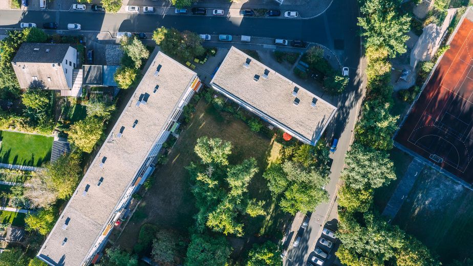 Natychmiast dostępne: piękne mieszkanie 2-pokojowe z loggią od zachodu i zmodernizowaną łazienką – Ansicht vom Haus aus der Luft