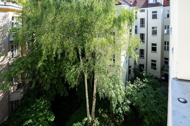 Provisionsfrei: Am Cosimaplatz in Friedenau, 2.5 Zimmer Altbau mit Balkon im 3.OG, Fernwärme – Ausblick zum grünen Innenhof