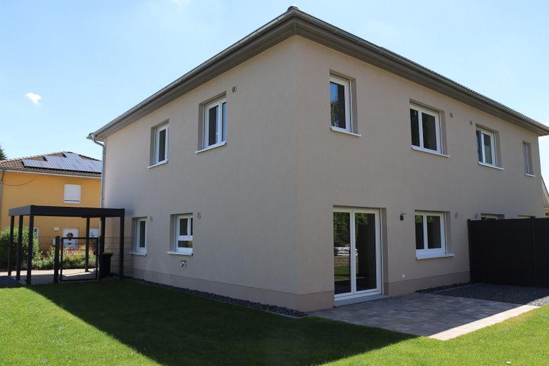 Neubau-DHH in Magdeburg-Diesdorf / familienfreundlicher Garten / Photovoltaik / 2 Stellplätze – Gartenseite