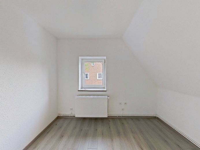 Jasne 3-pokojowe mieszkanie na poddaszu z nowoczesną łazienką z wanną, w odległości spaceru od centrum miasta – Ansicht I: Schlafzimmer II