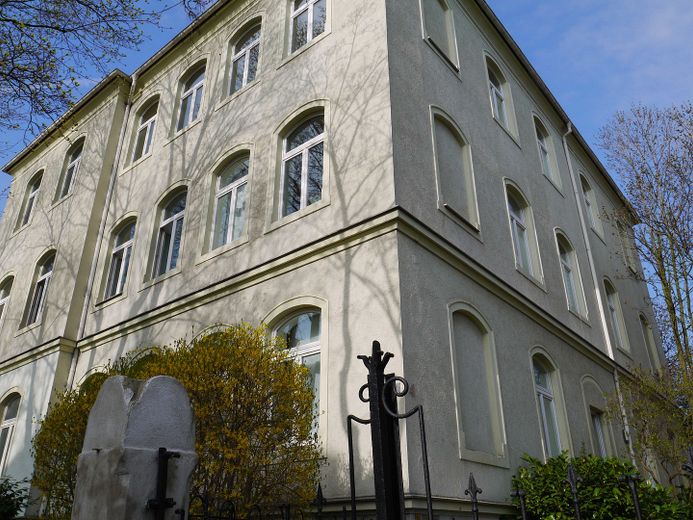 DD-Cotta: Attraktive, großzügige 4-Raum-Wohnung mit Einbauküche und privatem Gartenanteil ! – Fassade