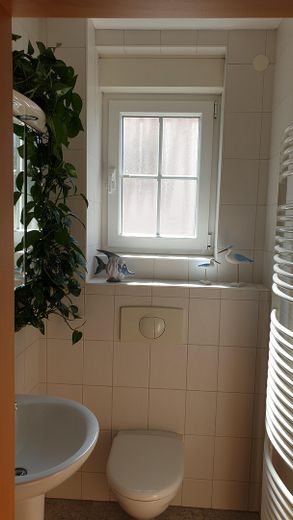 Massivhaus mit Doppelgarage, Fußbodenheizung, Wärmepumpe – Gäste WC