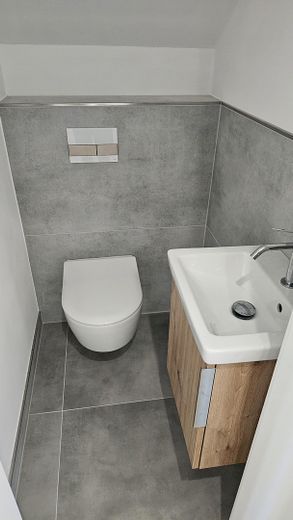Stilvoll kernsaniert – helle Maisonettewhg m. neuer EBK, Balkon & Terrasse im begehrten Geteviertel – Gäste-WC