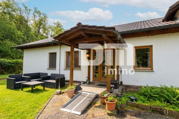 Altengerechtes Wohnen mit Charme: Großzügiger Bungalow auf großem Grundstück + Nebengebäude