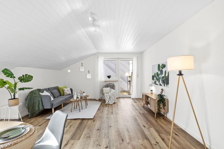 Hemen taşının! Neutraubling’de gün ışığı alan banyolu, yenilenmiş ve aydınlık 3 odalı daire – Wohnzimmer