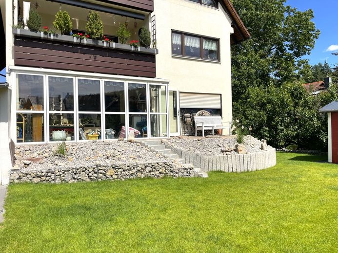 Zentrumsnah: Helle Wohnung mit Garten und Garage – Terrasse und Wintergarten