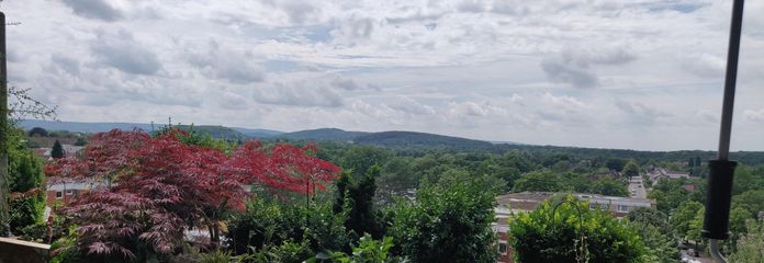 Wunderschöne 4-Zimmer Wohnung über 3 Ebenen im Terrassenhaus Hannover – Blick Balkon zum Benther Berg