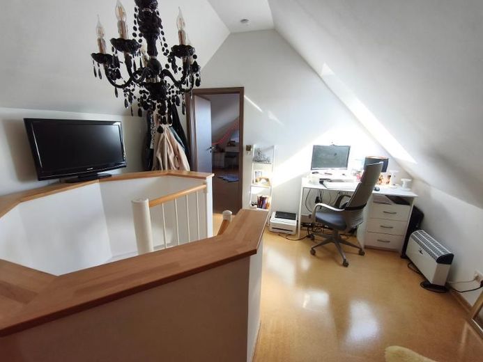 4 Zi. Wohnung in DG / Galerie mit Garten (auf Wunsch), Balkon und Garage in Höchstadt OT – Vorraum Galerie mit Einbauschrank Bild 2