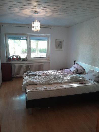 متاح فورًا للسكن في منطقة شانز! 70 م² مع شرفة وحساب احتياطي مرتفع – Schlafzimmer