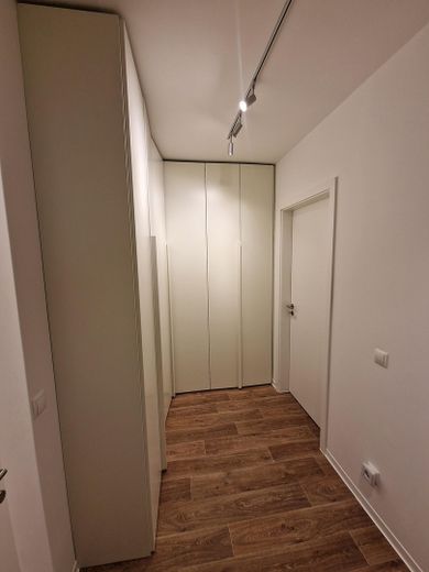 2 odalı daire - Özel teklif! - Loggia ve kapalı otopark alanı ile. – Flur Blickrichtung Wohnbereich
